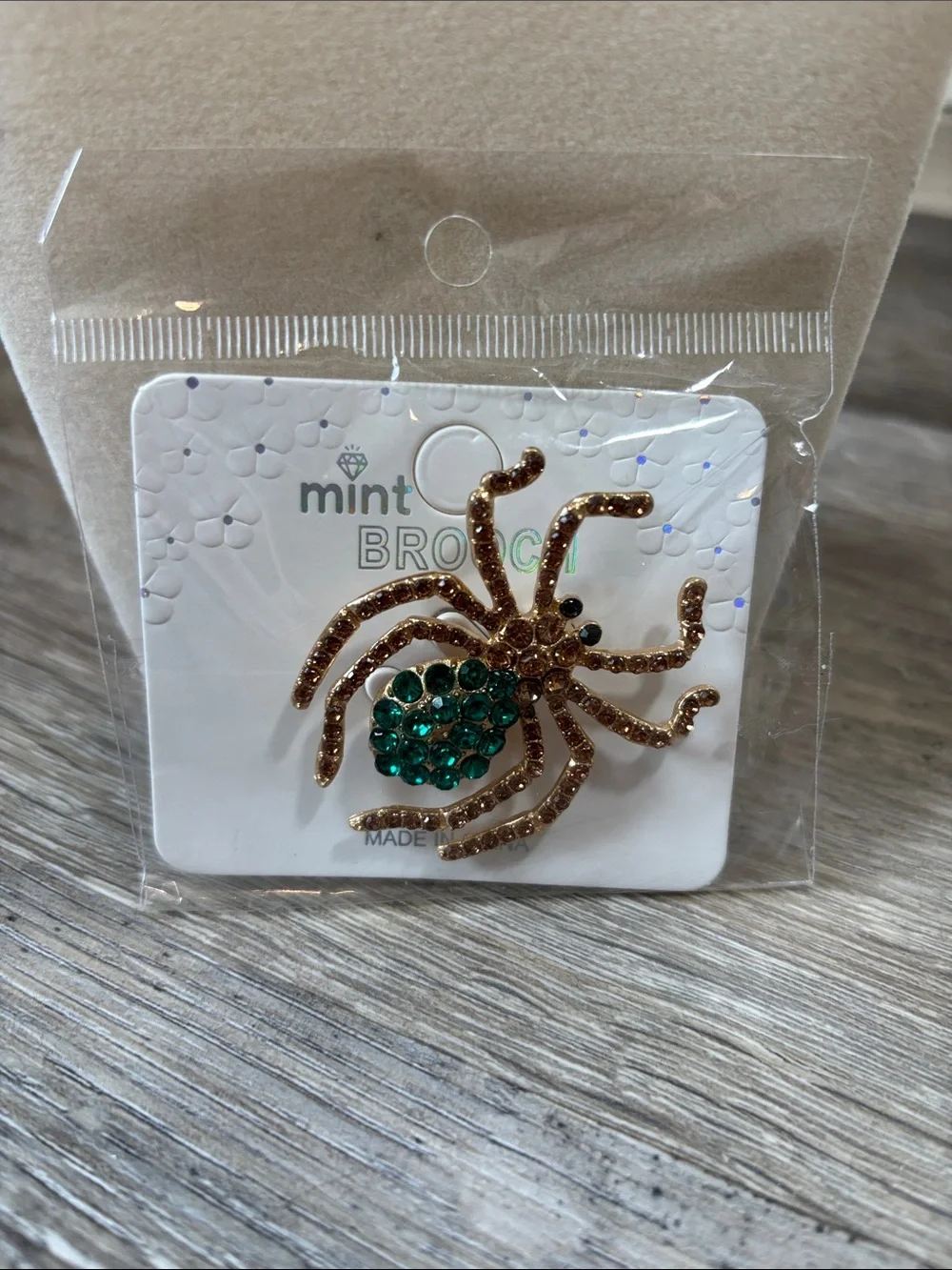 3/$10💕 Mint Gold-Tone Spider Brooch with Emerald Green Crystals